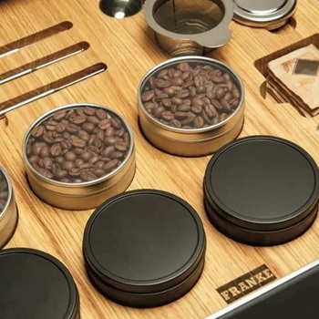 El Cajón de Accesorios para Café FMY 14 CMD XS de Franke es el complemento perfecto para los amantes del café. Este cajón incluye un juego completo de arte latte, una cuchara dosificadora, un infusor de hojas de té,  contenedores de granos de café, contenedores de hojas de té y espacio para bolsitas de azúcar o té. Con acabados en negro y dimensiones de 133 mm de alto, 595 mm de ancho y 566 mm de fondo, es una solución práctica y elegante para organizar tus accesorios de café y té.
.
.
.
.
.
.
#kitchendesign #modernkitchen #cocinamoderna #blum
#frankesolutionschile #franke #furniture #design #interiordesign #deco #diseño #decoration #ambientes #frankecocinas #artefactosdecocina 
#decostyle #homestyling #homedecor #interiorismo
#houseandhome #housedecor #interiordecor #frankehomesolutions #frankechile #cocinasmodernas #arquitectura #constructoras